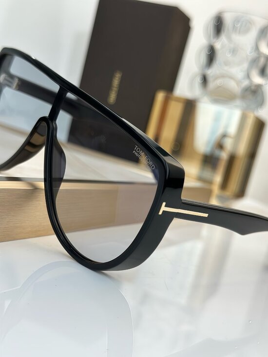 TOM FORD - Black Frame with Gray Lenses - Full-Bridge Sunglasses main image 4